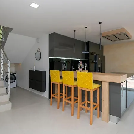 Holiday home Awesome In Donji Vinjani With Kitchen Topici