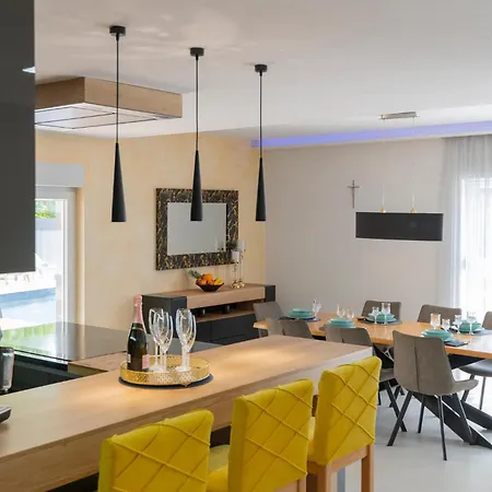 Holiday home Awesome In Donji Vinjani With Kitchen Topici