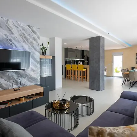 Awesome In Donji Vinjani With Kitchen Holiday home Topici