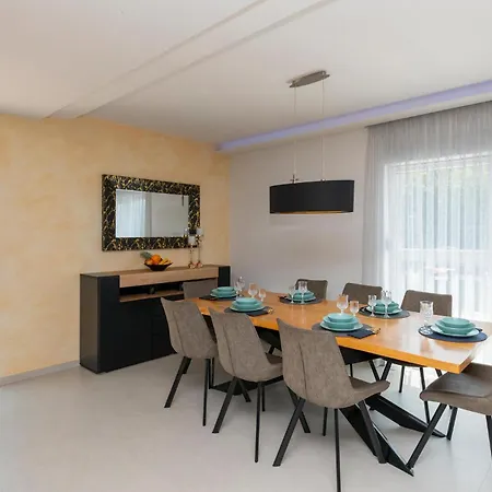 Holiday home Awesome In Donji Vinjani With Kitchen Topici