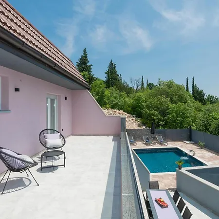 Awesome In Donji Vinjani With Kitchen Holiday home *