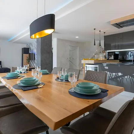 Awesome In Donji Vinjani With Kitchen Holiday home Topici