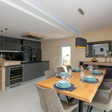 Holiday home Awesome In Donji Vinjani With Kitchen *