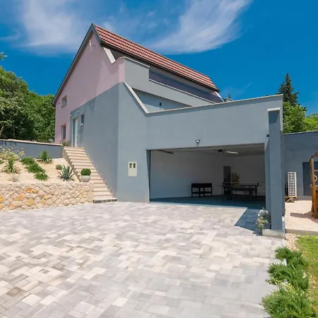 Awesome In Donji Vinjani With Kitchen Holiday home Topici