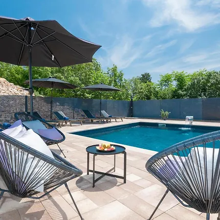Awesome In Donji Vinjani With Kitchen Holiday home