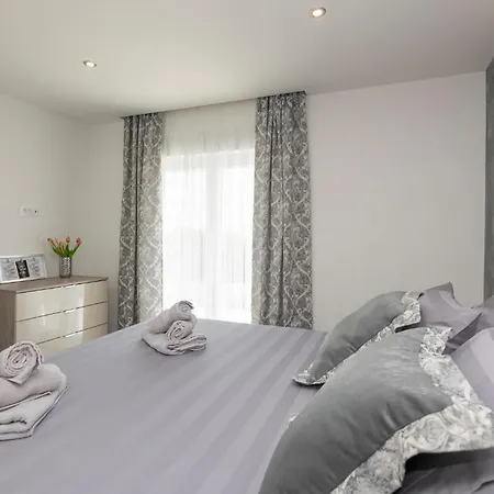 Awesome In Donji Vinjani With Kitchen Holiday home