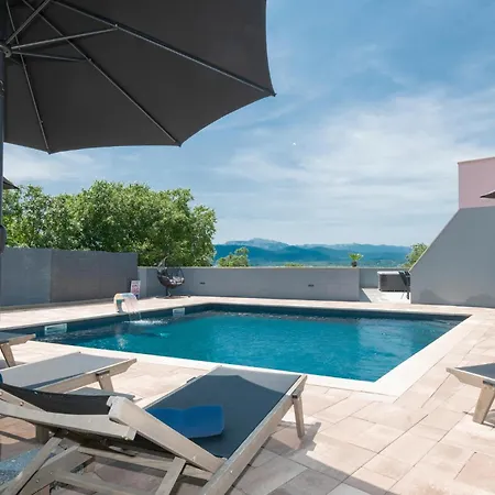 Awesome In Donji Vinjani With Kitchen Сasa de vacaciones